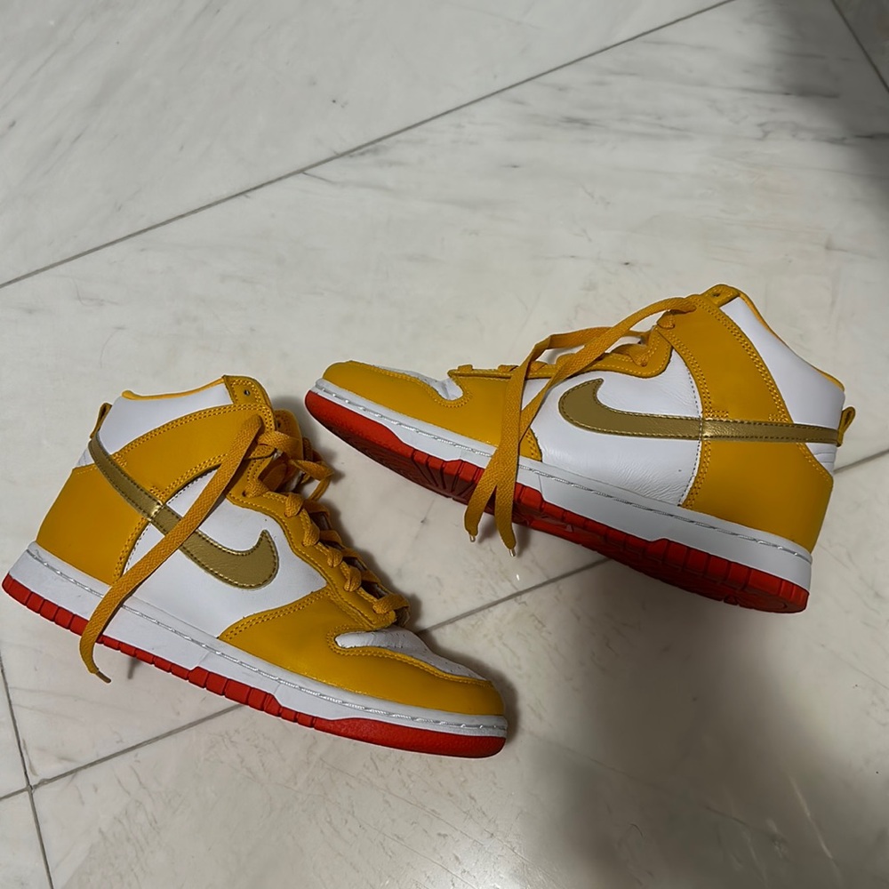 DUNK UNIVERSITY GOLD ORANGE SIZE 8.5